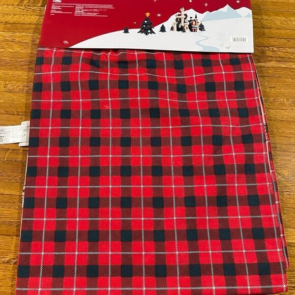 Disney Mickey And Friends Christmas Holiday Lodge Table Runner NWT - Picture 7 of 8